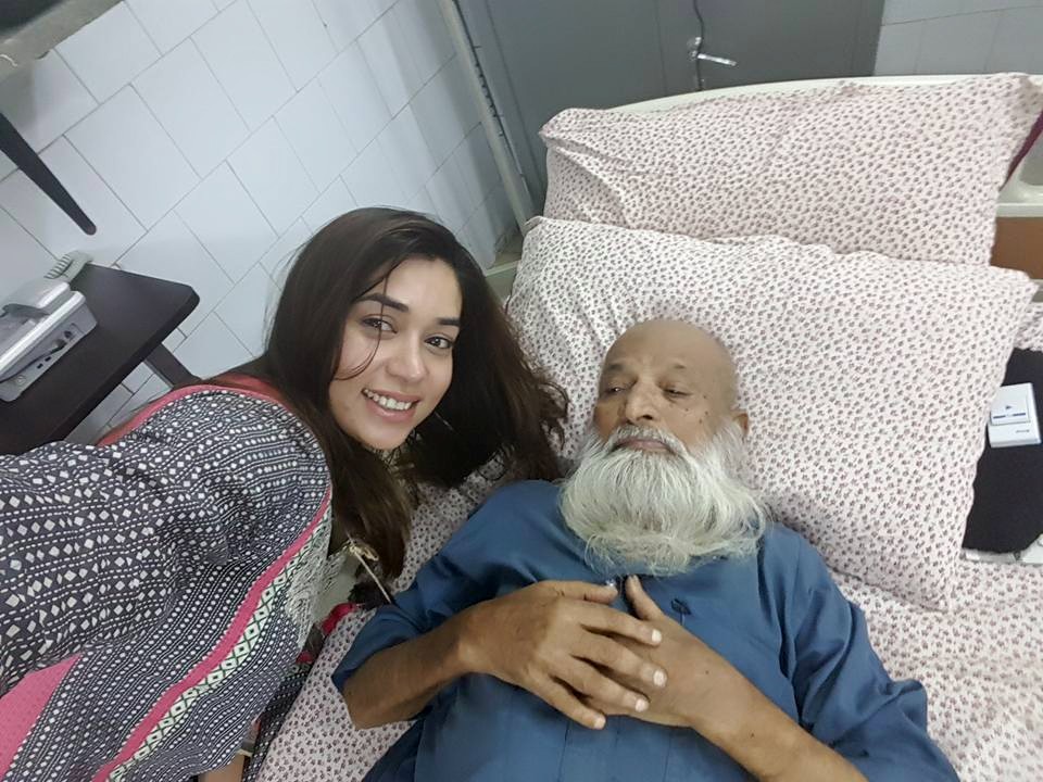 komal rizvi edhi selfie