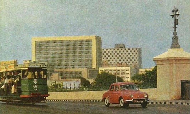 Karachi 1961: Brand new buildings and roads in