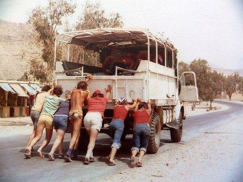 A-group-of-Western-tourists-push-a-broken-down-truck-on-Lahoreâ€™s-Grand-Trunk-Road-1974