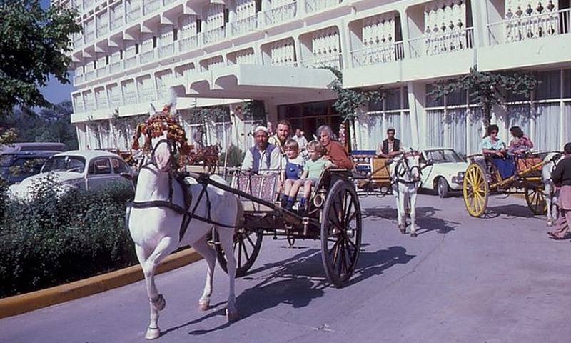 European-tourists-enjoy-a-buggy-ride-outside-Peshawarâ€™s-Hotel-Intercontinental-1975