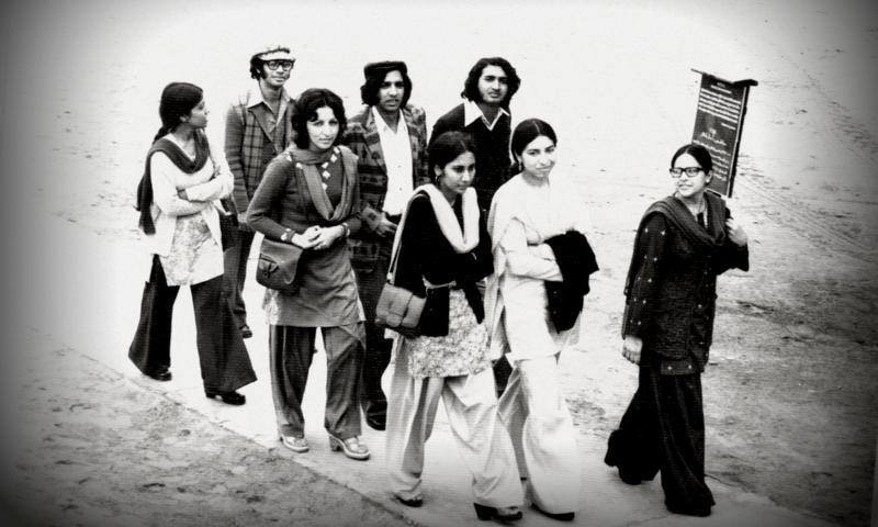 Students-of-Karachiâ€™s-Dow-Medical-College-off-to-attend-a-class-in-1975