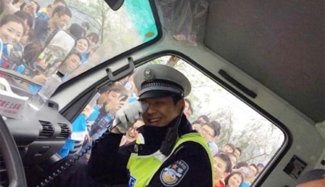 runners-in-china-abandon-marathon-to-take-selfies-with-a-cop